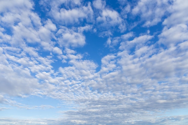 Nuvens e fundo de céu azul com nuvens minúsculas