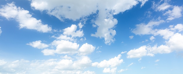 Nuvens e fundo do céu azul celeste com panorama de pequenas nuvens