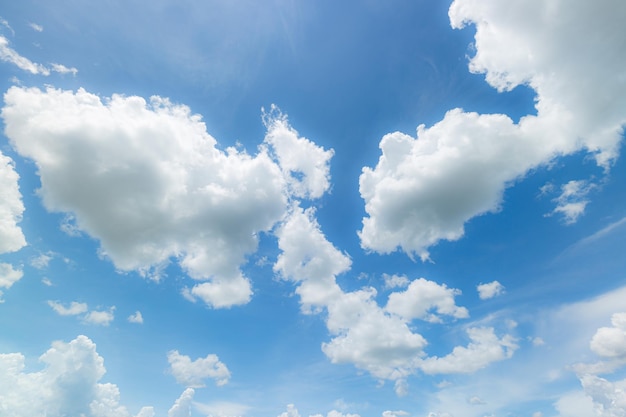 Nuvens e fundo do céu azul celeste com panorama de pequenas nuvens