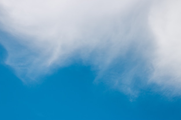 Nuvens e fundo do céu azul com espaço da cópia.