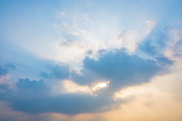 Nuvens e lindo céu