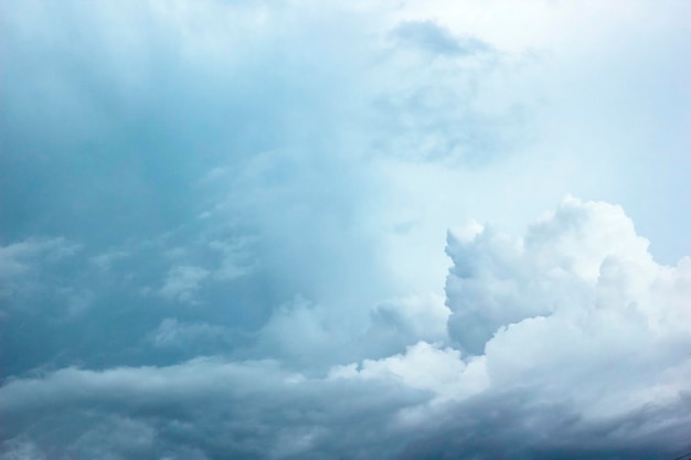 Nuvens e luz no céu