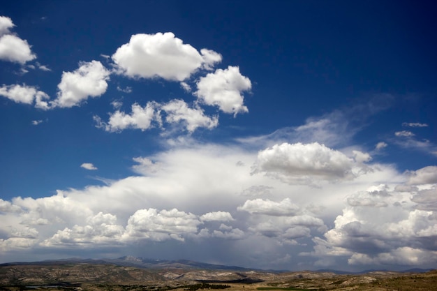 Nuvens e natureza no céu azul