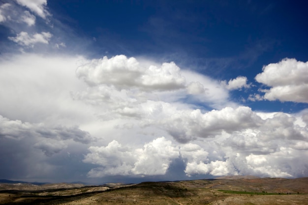 Nuvens e natureza no céu azul