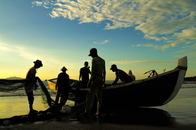 Foto nuvens e pescadores