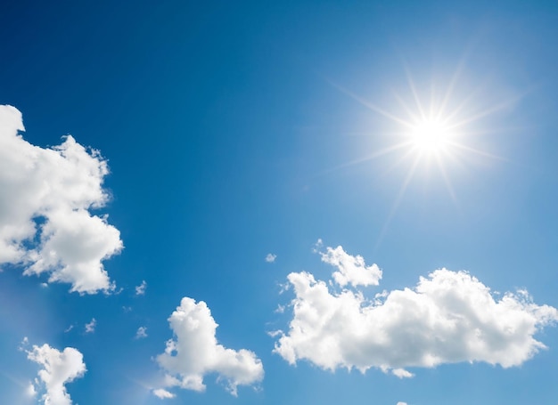 Nuvens e sol brilhante no céu azul