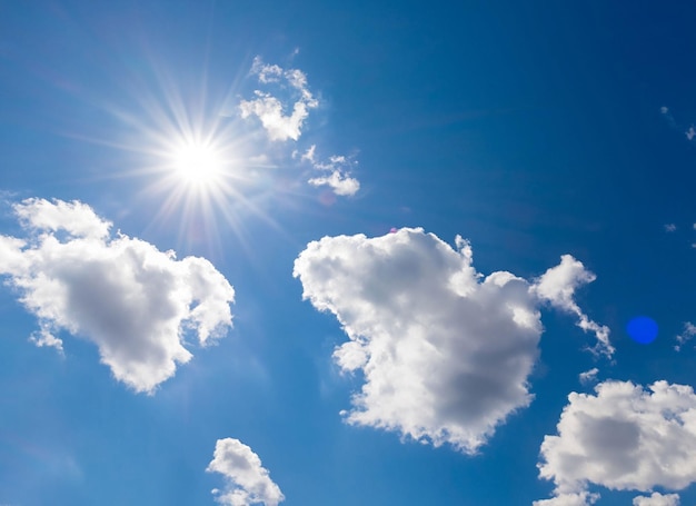 Nuvens e sol brilhante no céu azul