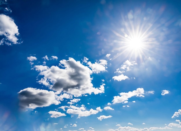 Nuvens e sol brilhante no céu azul