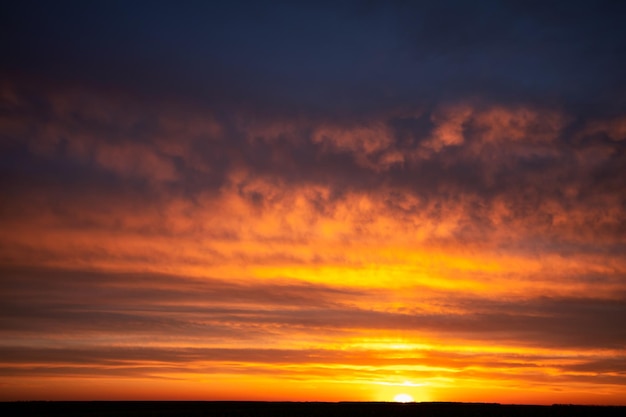 Nuvens em silhueta douradas do pôr do sol ao entardecer ou amanhecer