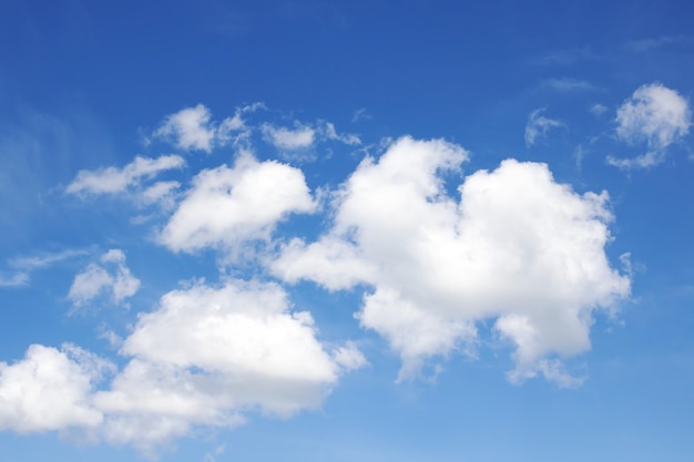 Nuvens em um céu azul brilhante à luz do sol