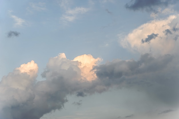 Nuvens em um fundo de céu azul iluminado pelo sol