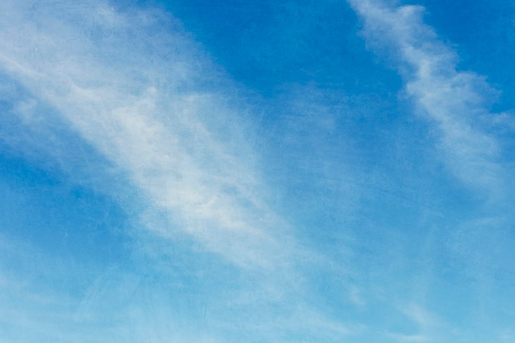Foto nuvens em um fundo de céu azul