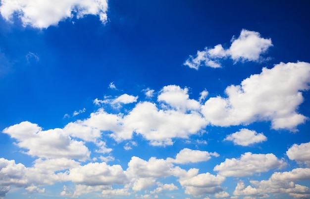 Nuvens em um fundo de céu azul