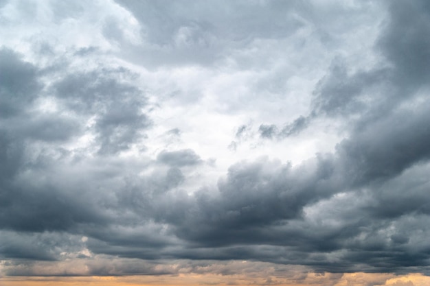 Nuvens escuras Céu com muitas nuvens pesadas à noite ao pôr do sol Fundo natural