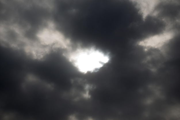 Nuvens escuras e cinzentas encontradas no céu