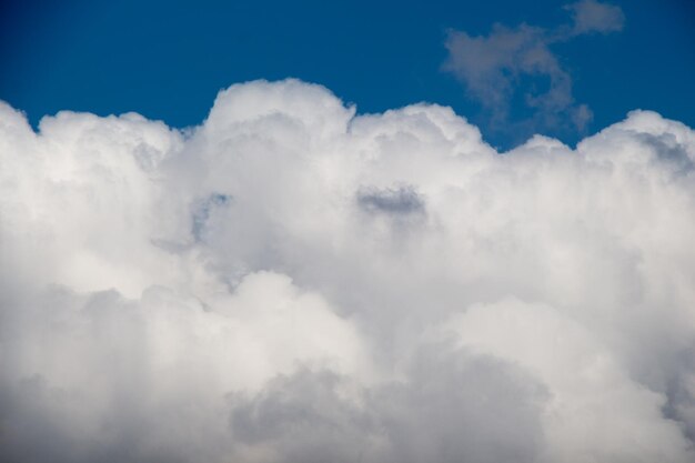 Nuvens escuras e cinzentas estão no céu