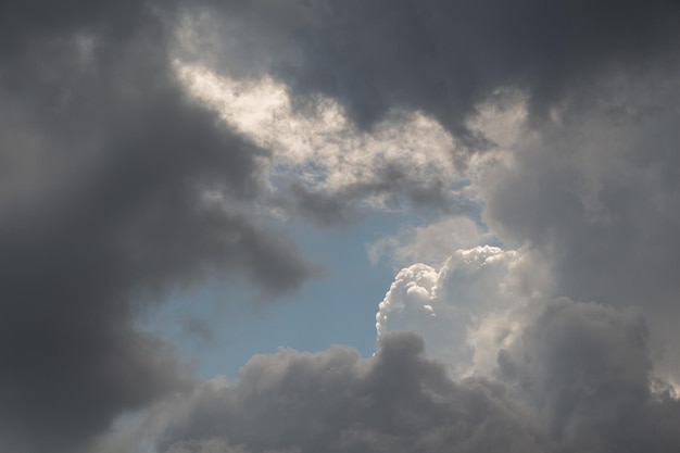 Foto nuvens escuras e cinzentas se formam no céu