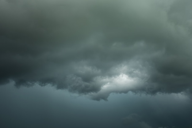 Nuvens escuras e trovoada com chuva