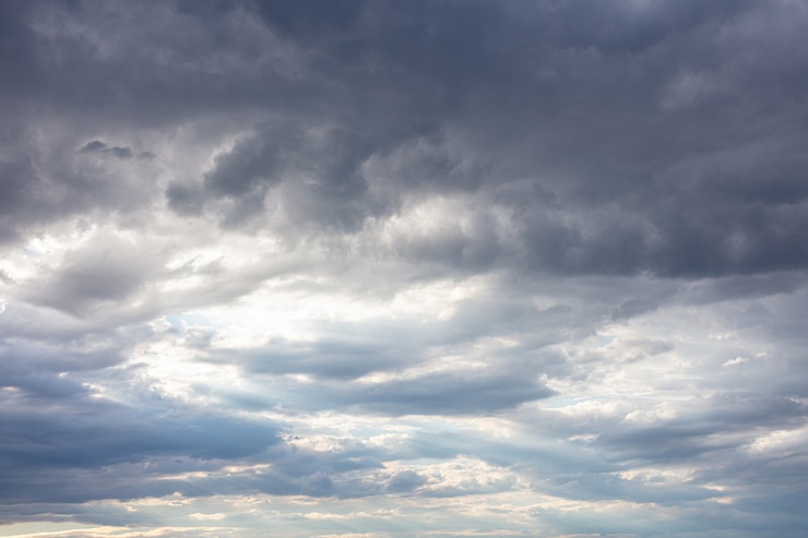 Foto nuvens escuras em um céu cinza, dramático