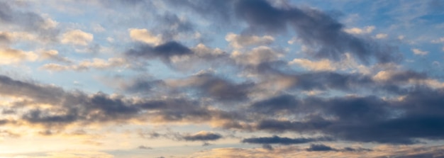 Nuvens escuras no céu azul durante o pôr do sol