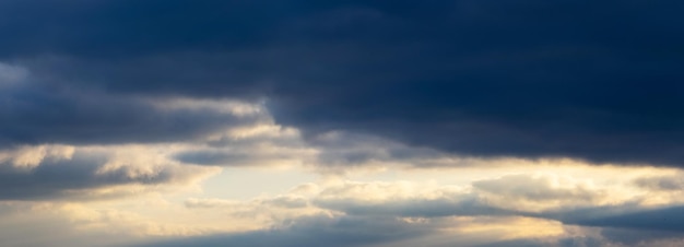 Nuvens escuras no céu azul durante o pôr do sol