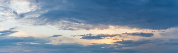 Nuvens escuras no céu noturno ao pôr do sol