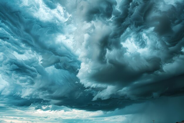 Nuvens escuras se reúnem, relâmpagos e chuvas ferozes sinalizam uma tempestade iminente.