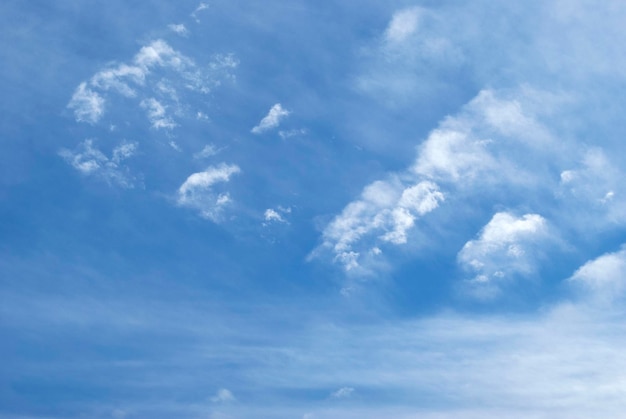 Nuvens finas no céu