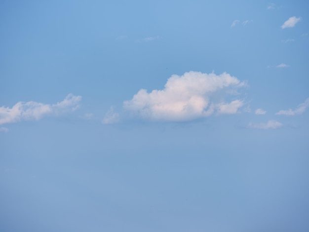 Nuvens flutuando serenamente no céu