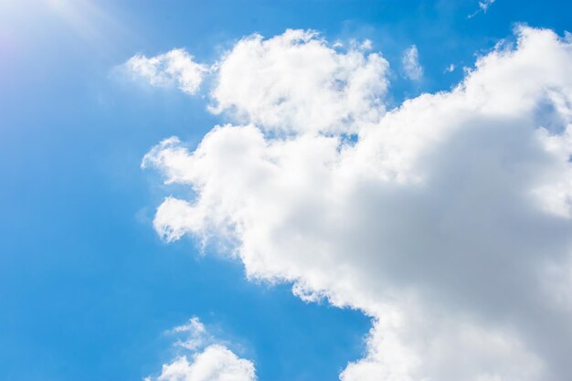 Nuvens fofas brancas contra um céu azul brilhante