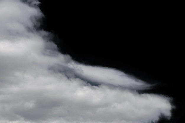 nuvens fofas brancas isoladas em um fundo preto