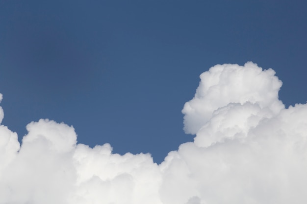 Nuvens fofas brancas no céu azul