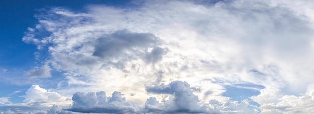 Foto nuvens fofas brancas panorâmicas agente céu azul