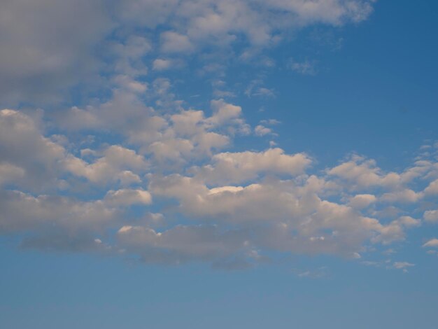 Nuvens fofas e fundo de céu azul