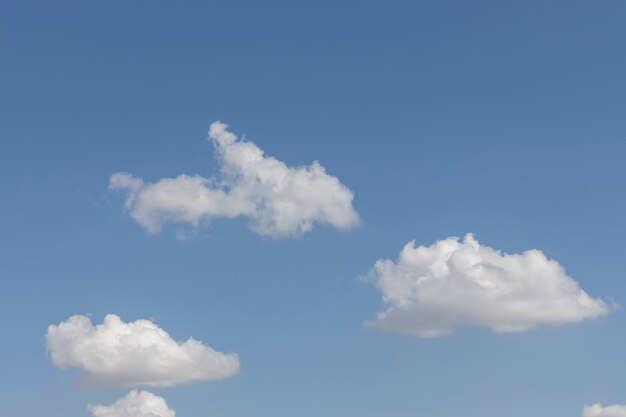 Nuvens fofas e fundo de céu azul