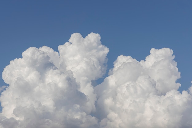 Foto nuvens fofas e fundo de céu azul