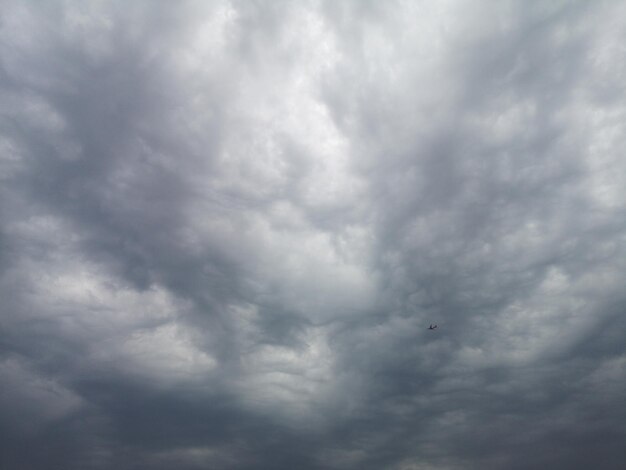 Nuvens fofas e lindo fundo do céu