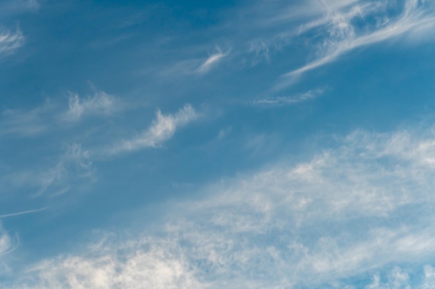 Nuvens fofas e suaves flutuam lenta e desesperadamente pelo infinito mar de céu azul Céu azul claro após os elementos furiosos e tempestades