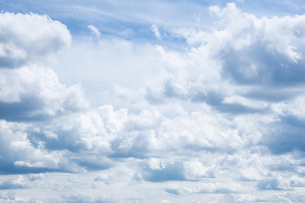 Nuvens fofas no céu azul Espaço de cópia de fundo do céu