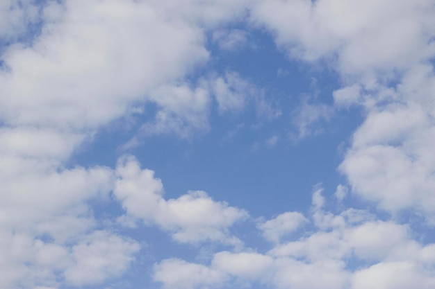 nuvens fofas no céu azul no verão