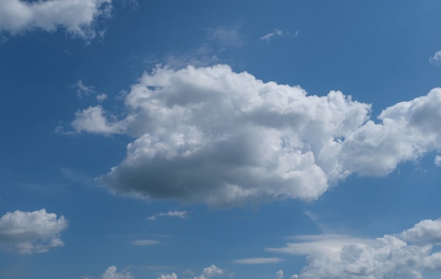 Nuvens fofas no céu azul