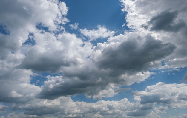 Foto nuvens fofas no céu azul