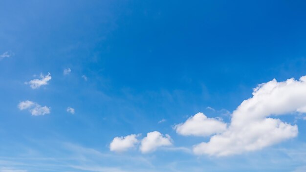 Nuvens fofas no céu azul