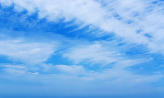 Nuvens fofas no céu azul