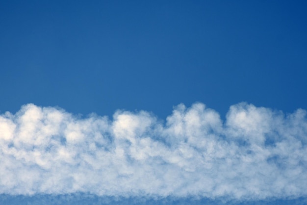 Nuvens fofas no céu azul