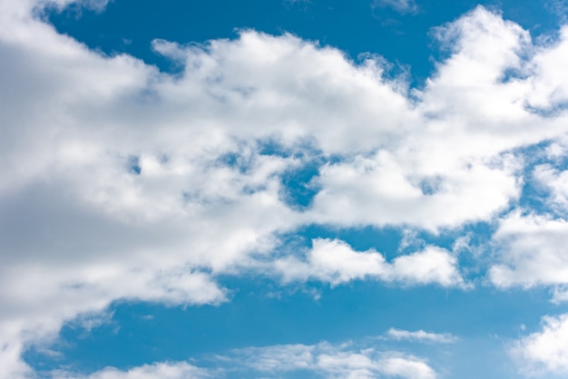 Nuvens fofas no céu azul