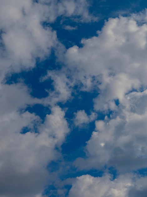 Nuvens fofas no céu