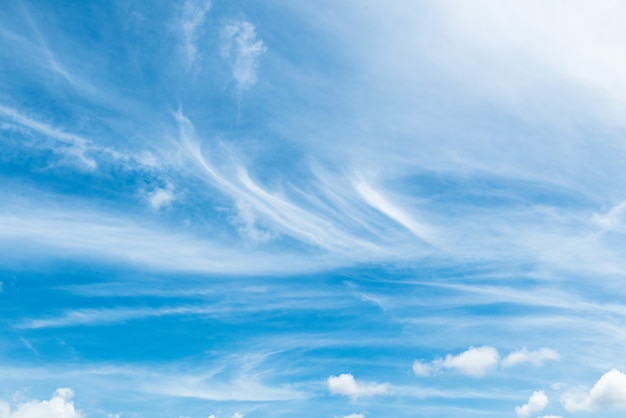 Nuvens fofas no fundo do céu azul