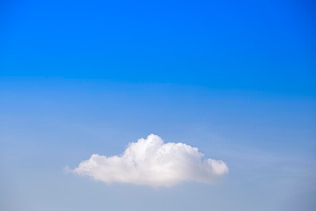 Nuvens fofas pequenas e únicas céu azul única nuvem branca azul