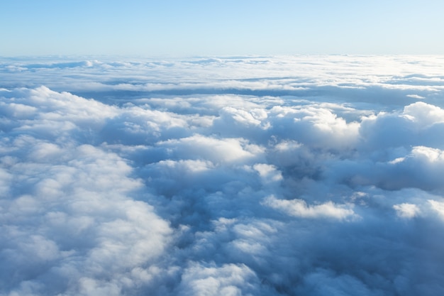 Nuvens fofas vistas de cima da janela do avião. Climatologia e conceito climático.